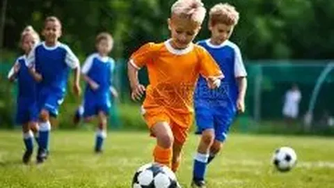 精彩对决半场战平！上海嘉定汇龙与重庆铜梁龙0-0僵持，莱昂纳多与卡里略制造惊魂时刻